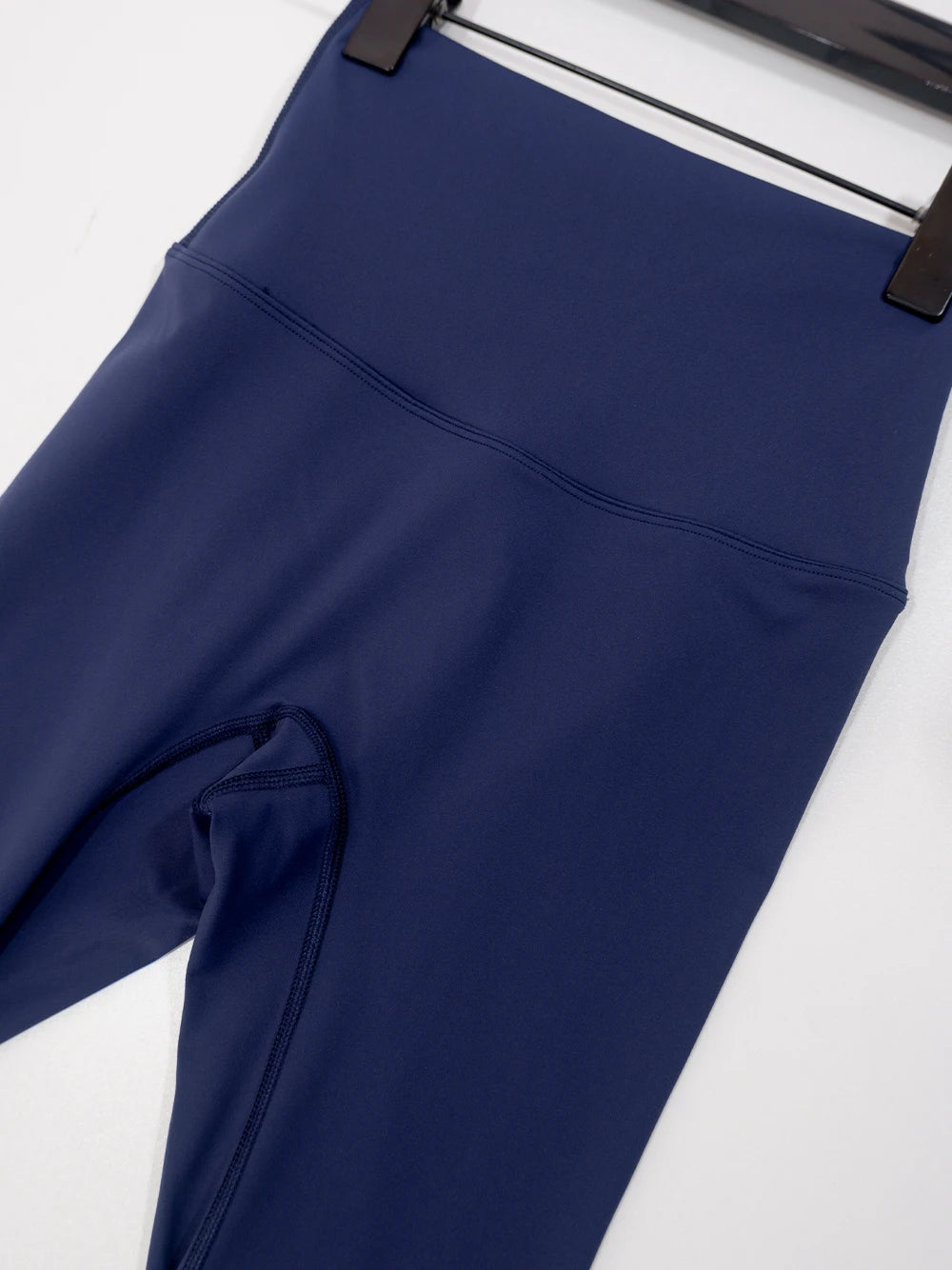 Gold zipper jacket and yoga pants set.
Quick-dry and breathable, slimming and lightweight, tight-fitting