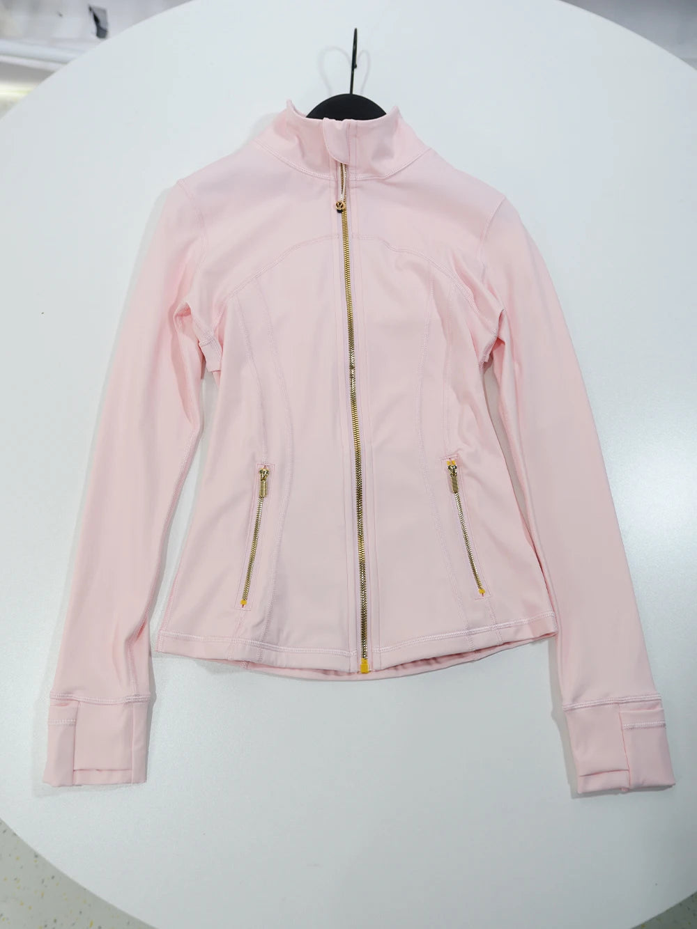 Gold zipper jacket and yoga pants set.
Quick-dry and breathable, slimming and lightweight, tight-fitting