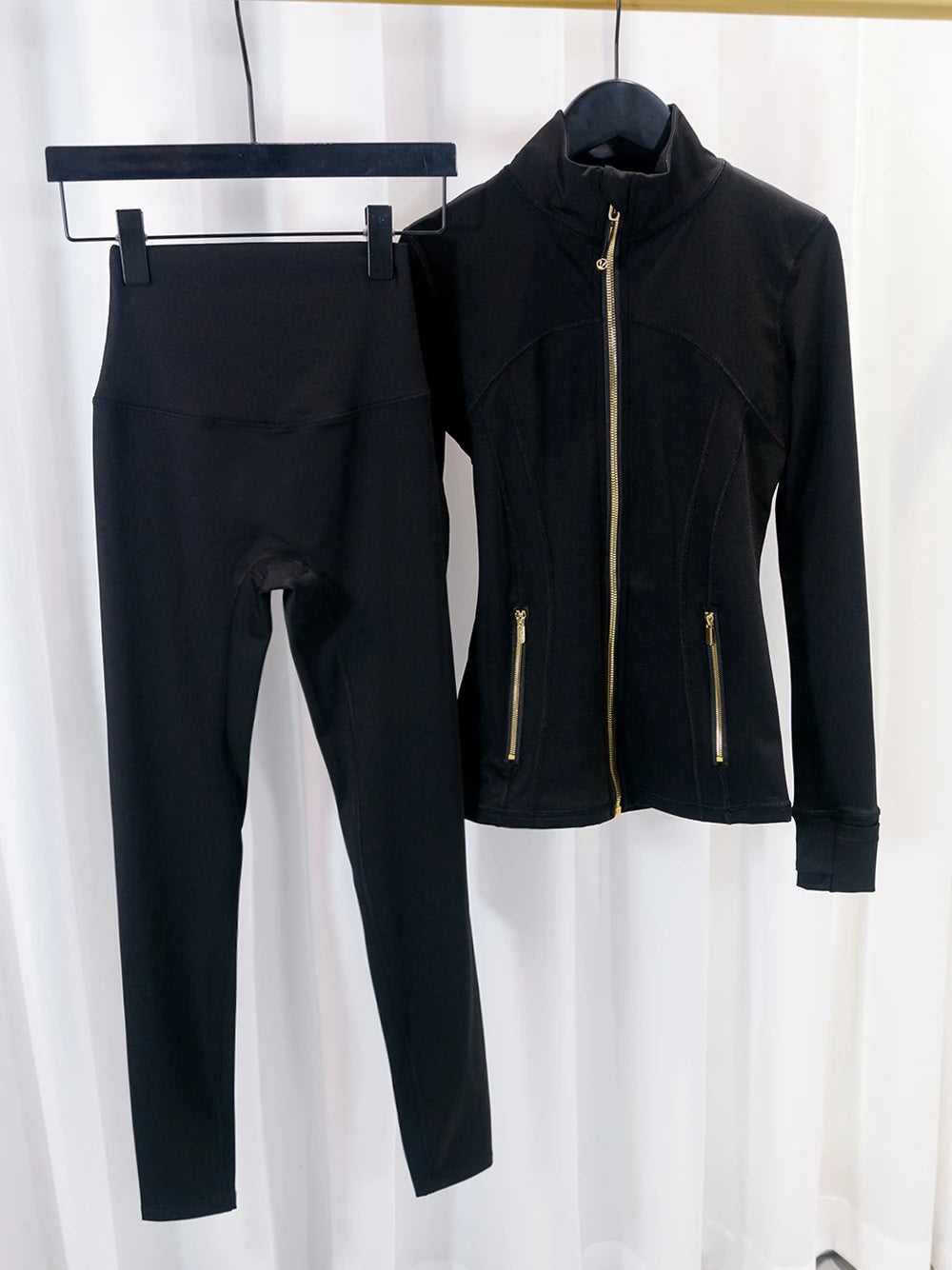 Gold zipper jacket and yoga pants set.
Quick-dry and breathable, slimming and lightweight, tight-fitting