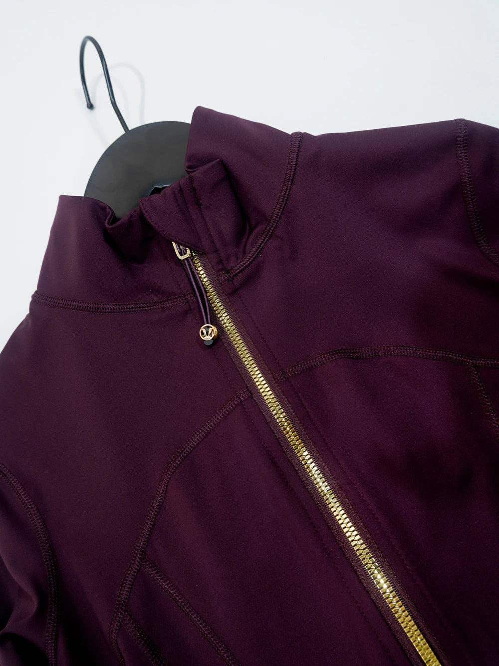 Gold zipper jacket and yoga pants set.
Quick-dry and breathable, slimming and lightweight, tight-fitting