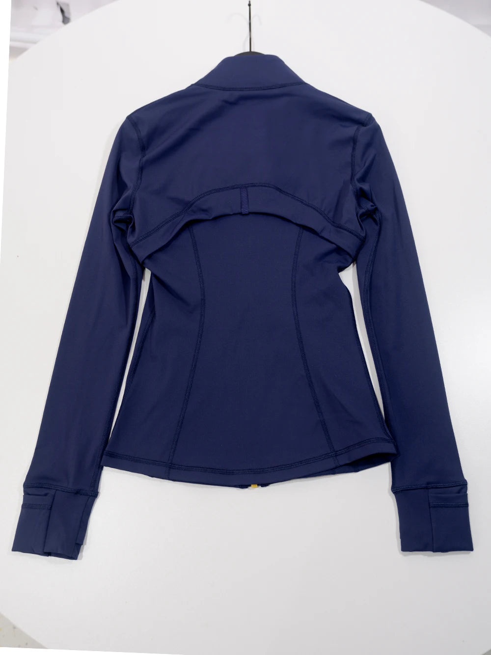 Gold zipper jacket and yoga pants set.
Quick-dry and breathable, slimming and lightweight, tight-fitting