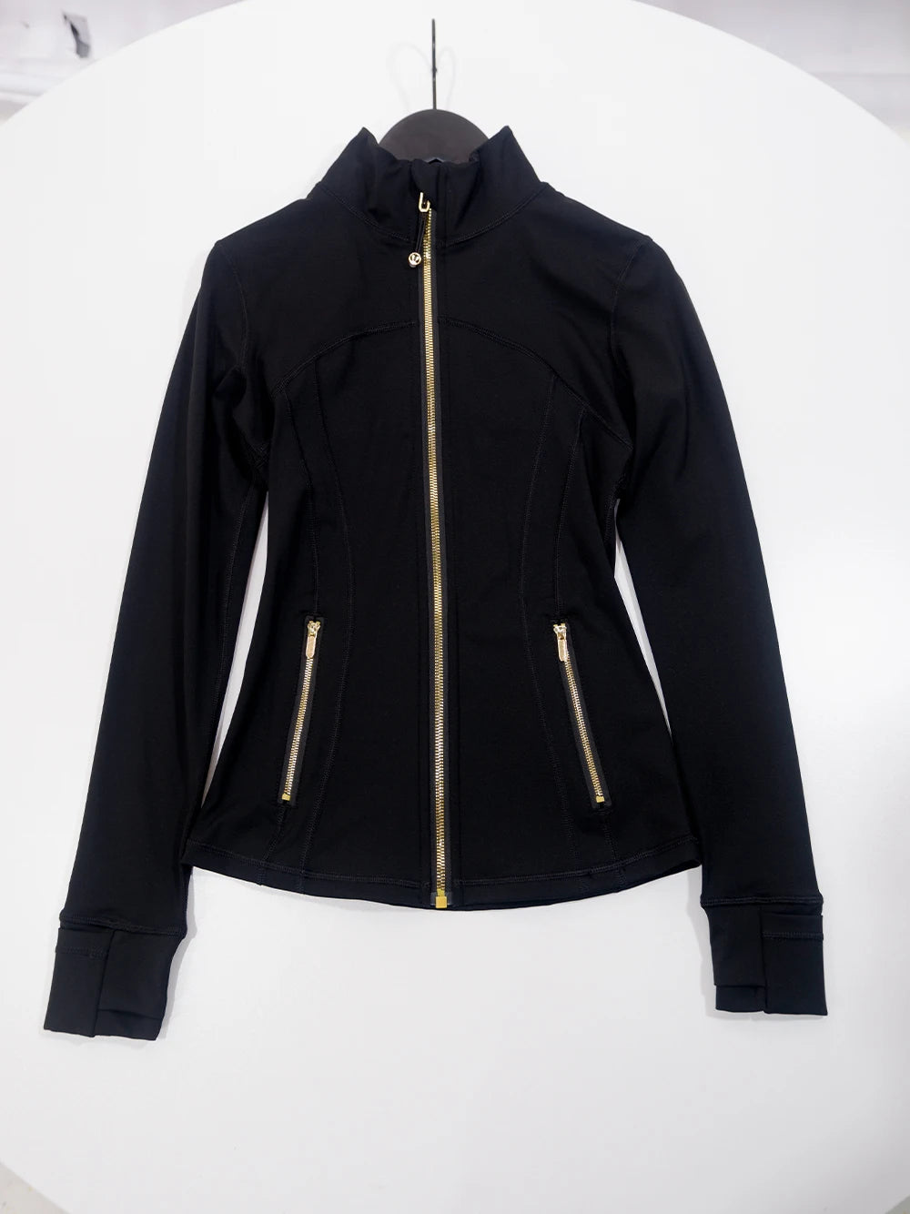 Gold zipper jacket and yoga pants set.
Quick-dry and breathable, slimming and lightweight, tight-fitting