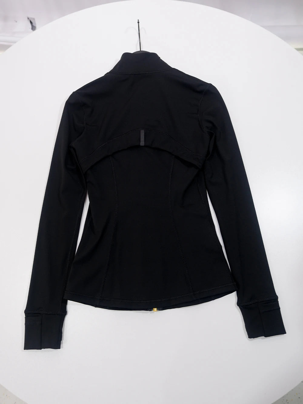 Gold zipper jacket and yoga pants set.
Quick-dry and breathable, slimming and lightweight, tight-fitting