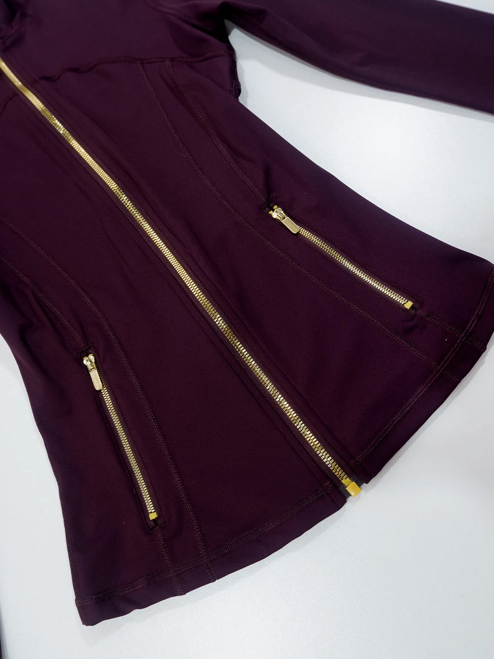 Gold zipper jacket and yoga pants set.
Quick-dry and breathable, slimming and lightweight, tight-fitting