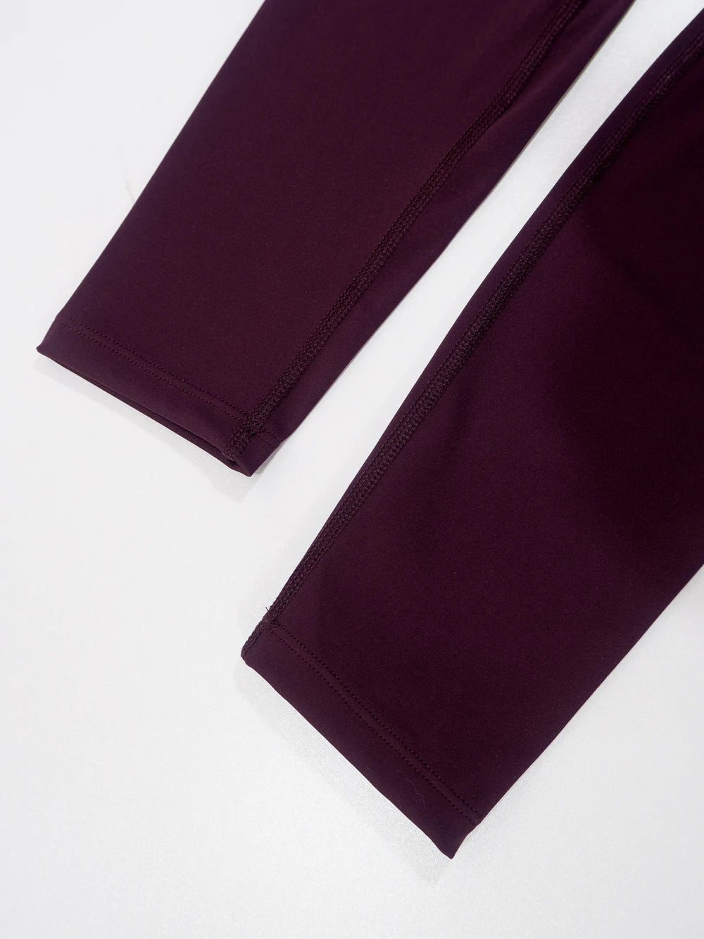 Gold zipper jacket and yoga pants set.
Quick-dry and breathable, slimming and lightweight, tight-fitting