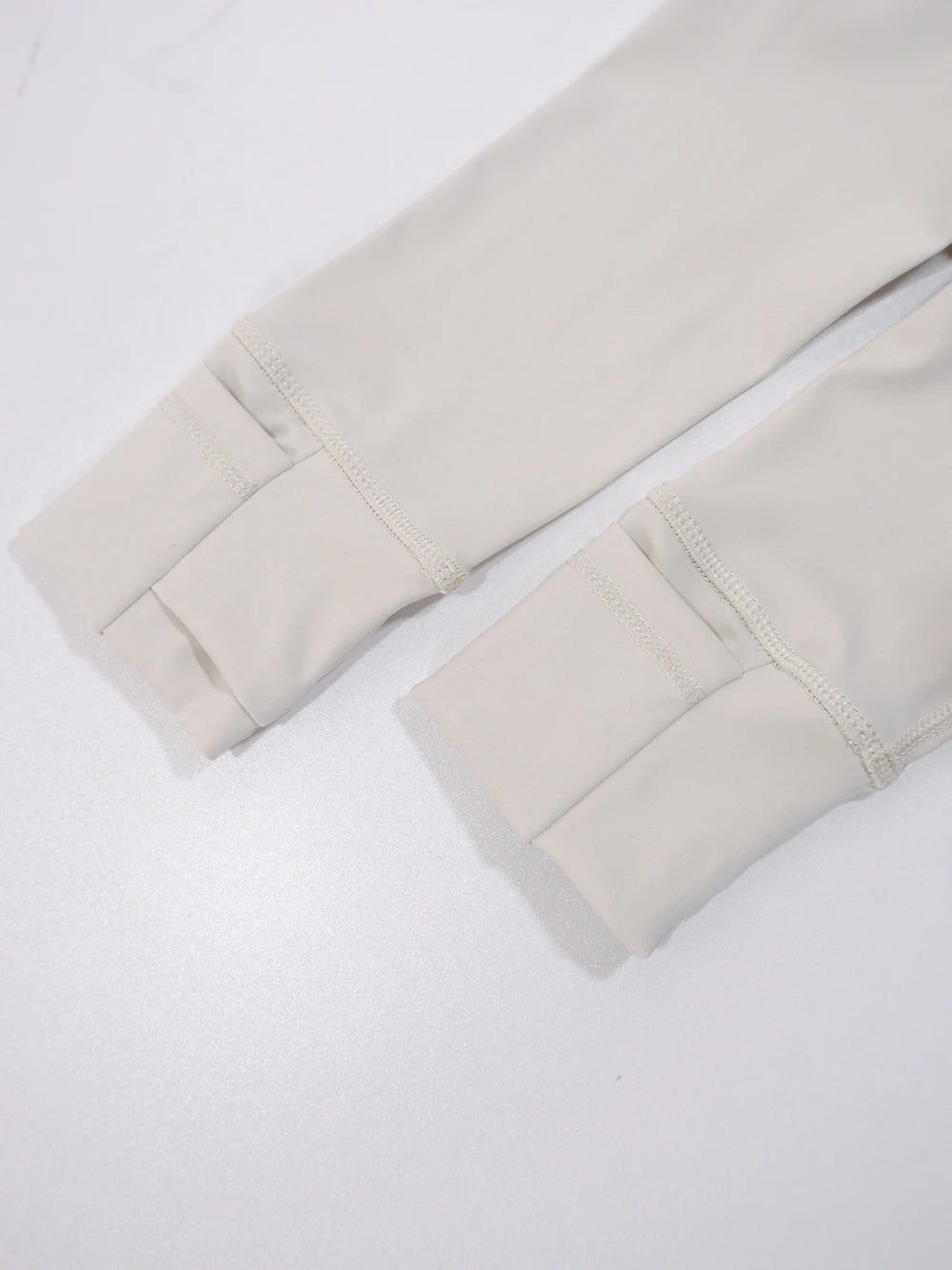 Gold zipper jacket and yoga pants set.
Quick-dry and breathable, slimming and lightweight, tight-fitting