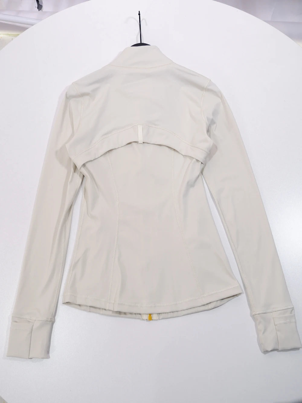 Gold zipper jacket and yoga pants set.
Quick-dry and breathable, slimming and lightweight, tight-fitting