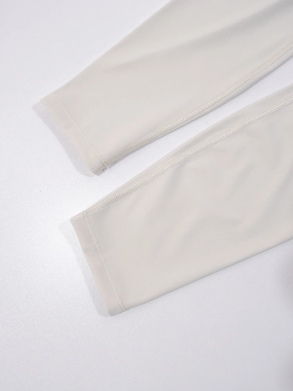 Gold zipper jacket and yoga pants set.
Quick-dry and breathable, slimming and lightweight, tight-fitting
