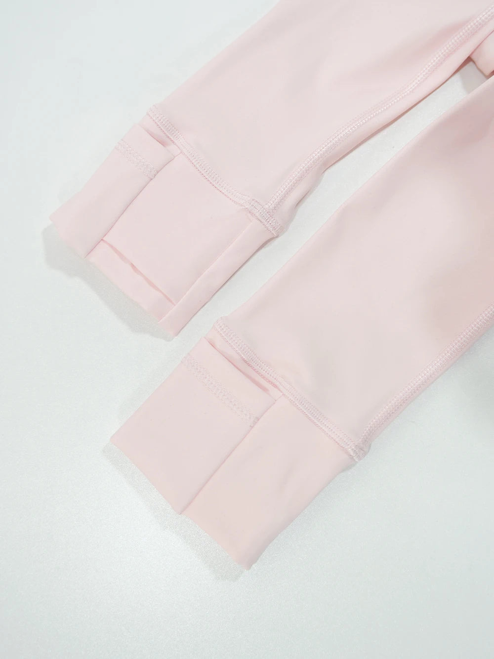 Gold zipper jacket and yoga pants set.
Quick-dry and breathable, slimming and lightweight, tight-fitting
