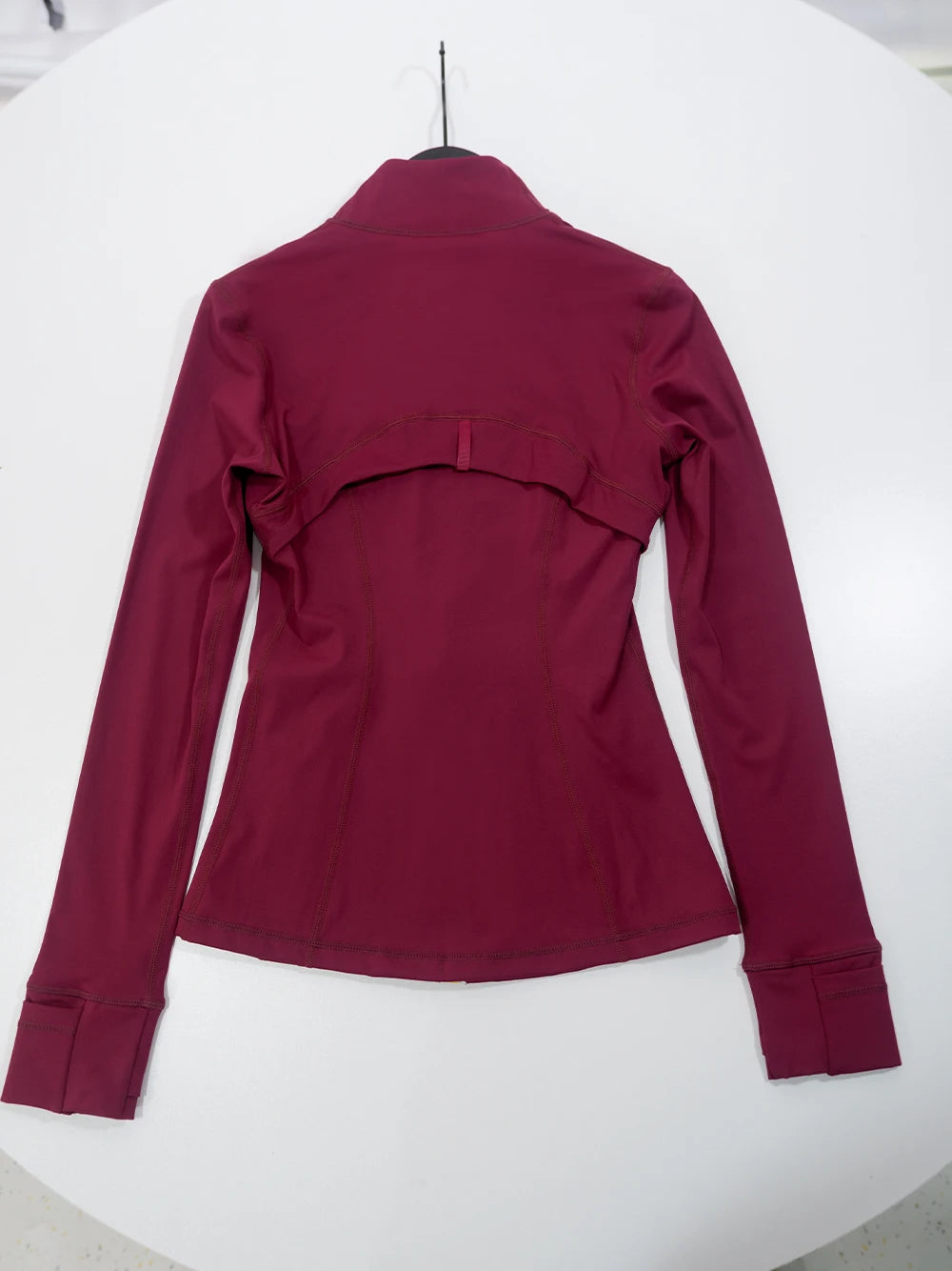 Gold zipper jacket and yoga pants set.
Quick-dry and breathable, slimming and lightweight, tight-fitting