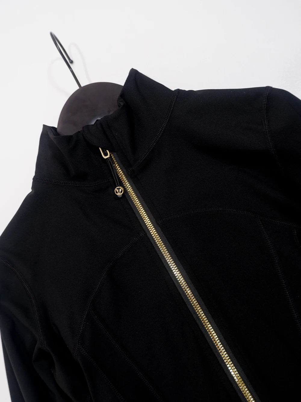 Gold zipper jacket and yoga pants set. 
Quick-dry and breathable, slimming and lightweight, tight-fitting