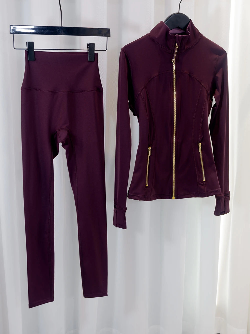 Gold zipper jacket and yoga pants set. 
Quick-dry and breathable, slimming and lightweight, tight-fitting