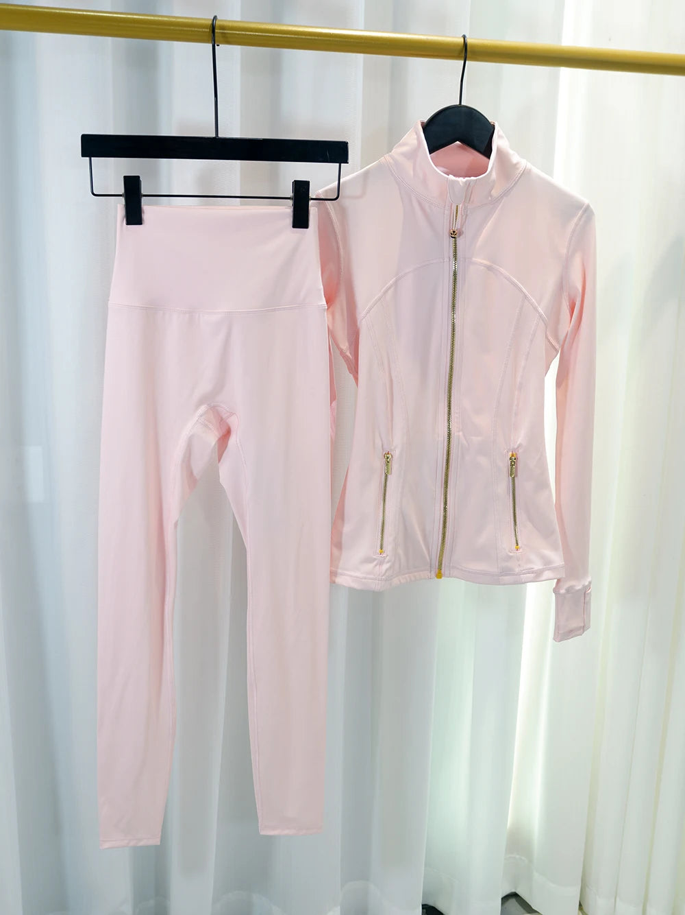 Gold zipper jacket and yoga pants set. 
Quick-dry and breathable, slimming and lightweight, tight-fitting