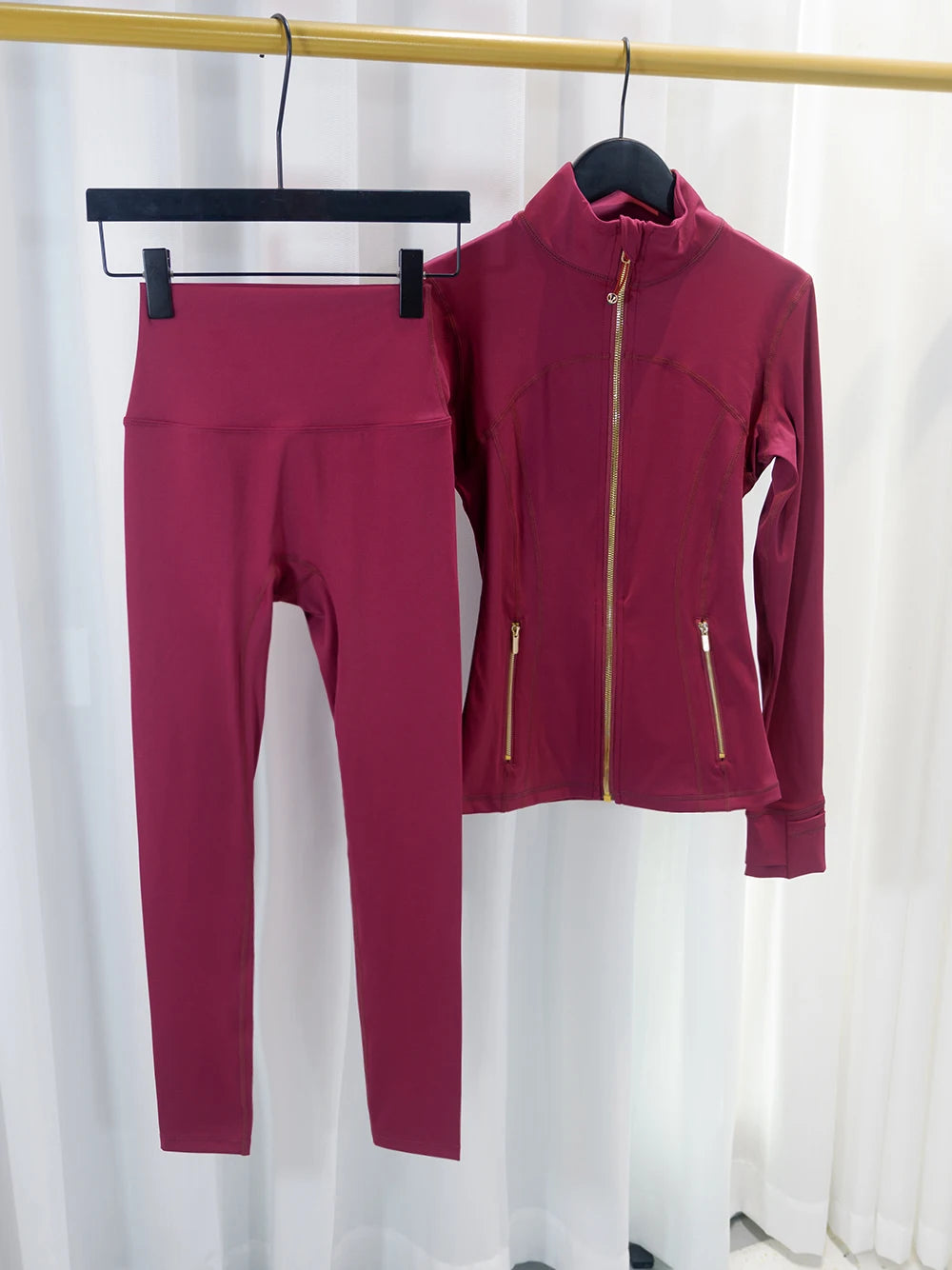 Gold zipper jacket and yoga pants set. 
Quick-dry and breathable, slimming and lightweight, tight-fitting